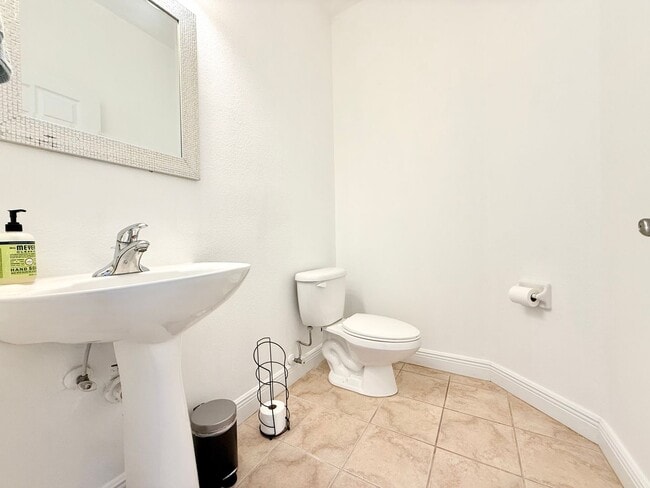 Building Photo - Perfect balance of space, style & easy living - 2Bedrooms 2.5Bath in Clearwater!