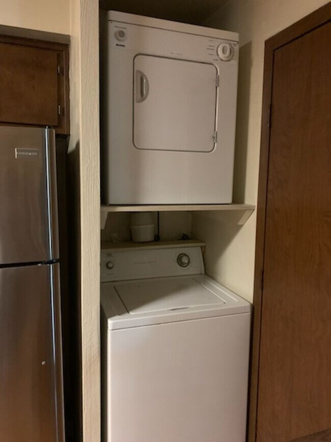 Building Photo - 2 Bedroom, 1 Bath Second Floor Apartment i...