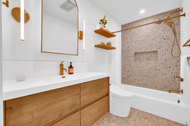 Building Photo - 745 Main St