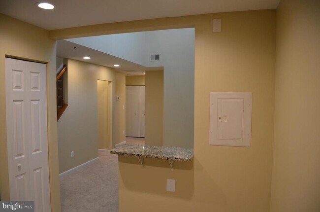 Building Photo - 1046 Spring Valley Ct