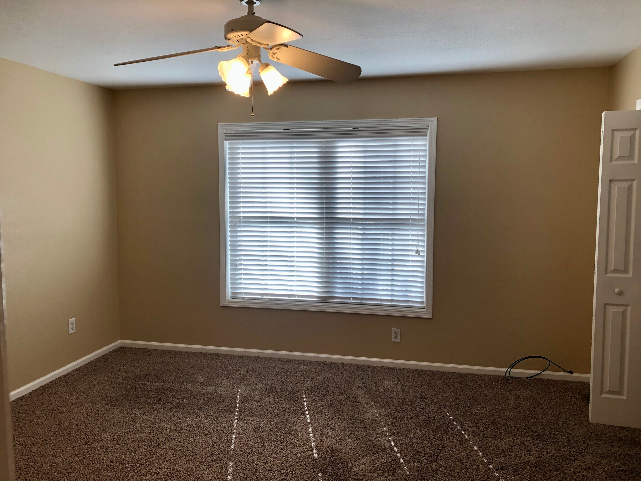 Master bedroom - 111 Heatherbrook Ct