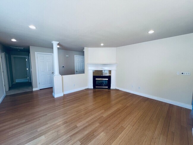 Building Photo - Beautiful 4 bedroom, 3 bath Mount Vernon Home