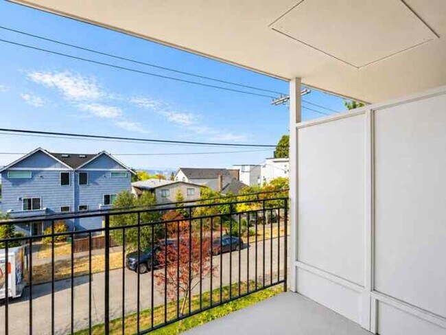 Building Photo - North Beacon Hill 1 Bedroom Apartment for Rent | Beacon Hill Light Rail Access, Balcony, Hardwood...