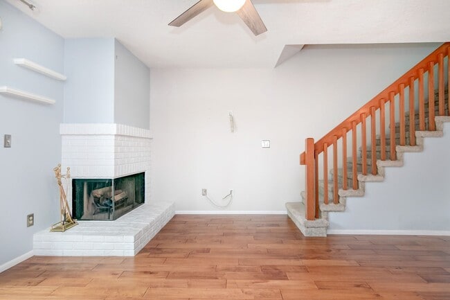 Building Photo - Cozy Move-in ready 2 Bed / 2.5 Bath Townho...
