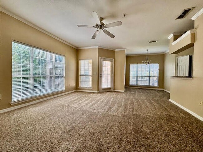 Building Photo - Awesome 3/2 Condo w/ a garage Gate Parkway...