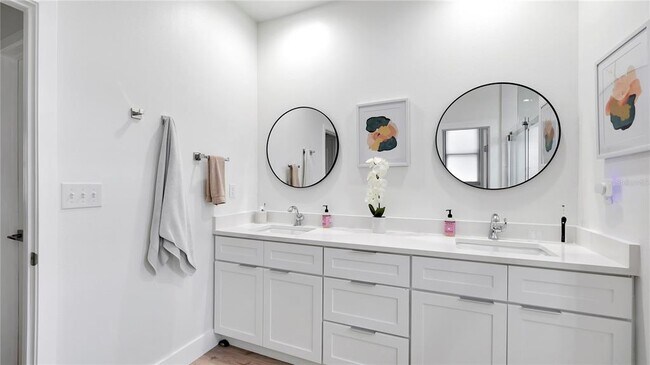 Building Photo - 306 E Clay Ave