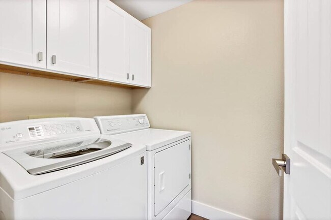 Building Photo - 1215 E Cerramar Ct