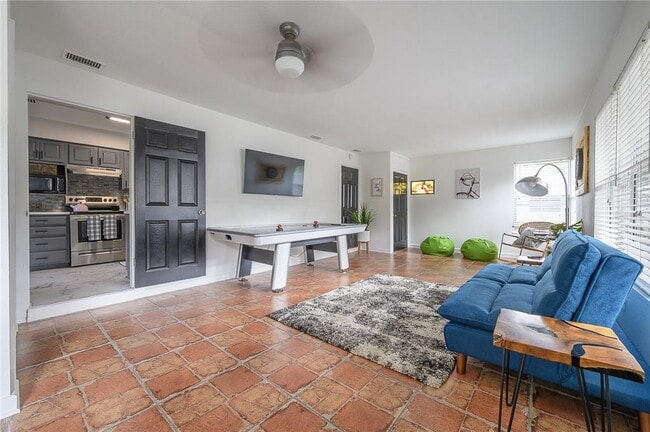 Building Photo - 920 W Orient St