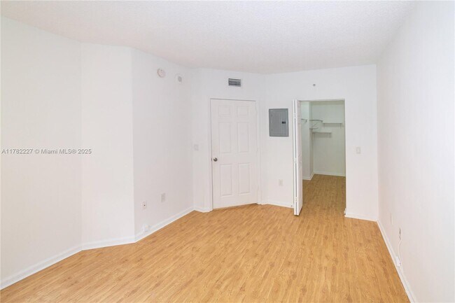 Building Photo - 17150 N Bay Rd