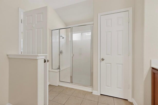 Building Photo - 18336 Friendship Hill Dr