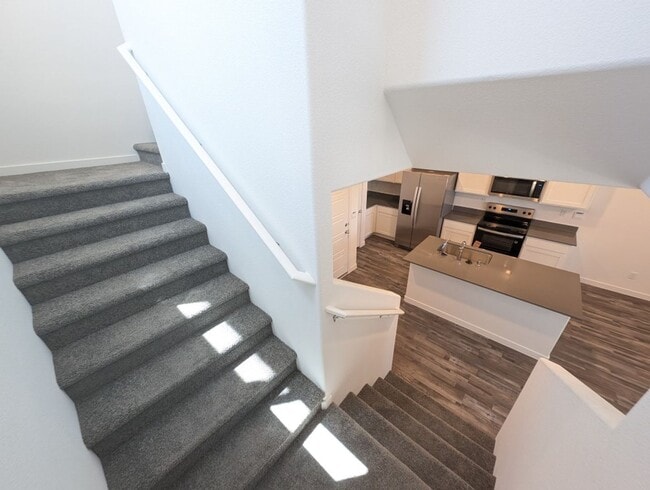Building Photo - 484 Golden Myna Ave