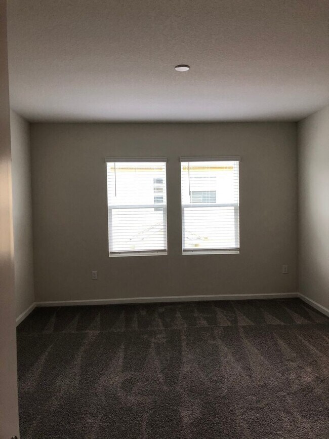 Building Photo - 3 Bedroom, 2.5 Bath East Orlando Townhome ...