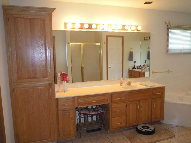 Building Photo - 2000+ sq ft, 3-4 bed, 2 bath, 2 car garage...