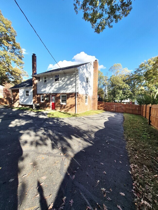 Building Photo - 2402 Fon Du Lac Rd