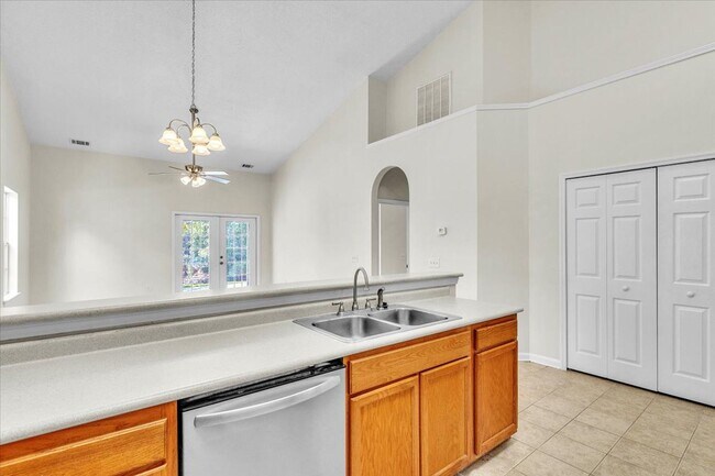 Building Photo - Better Than New 3 Bed/2 Bath Townhome in S...