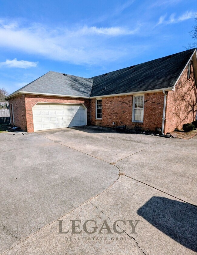 Building Photo - 221 Benefield Dr