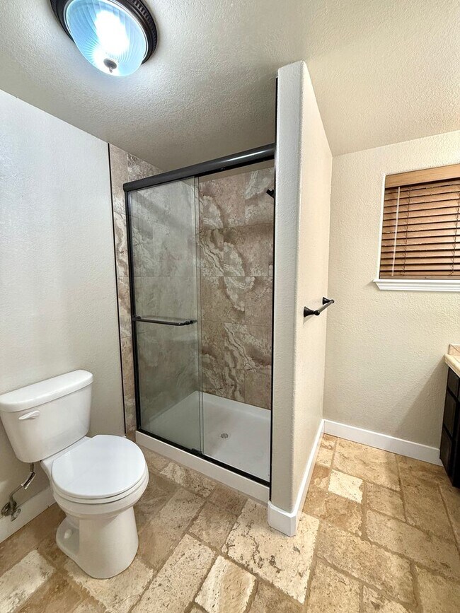 Building Photo - 901 Manzanita Dr