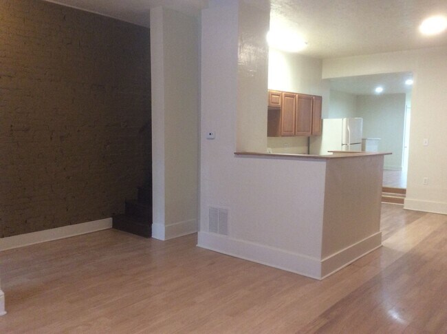 Building Photo - Renovated and Spacious 4 Bedroom 1.5 Bath ...