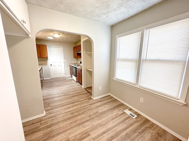 Building Photo - 3 Bed / 1 Bath - LARGE Workshop!