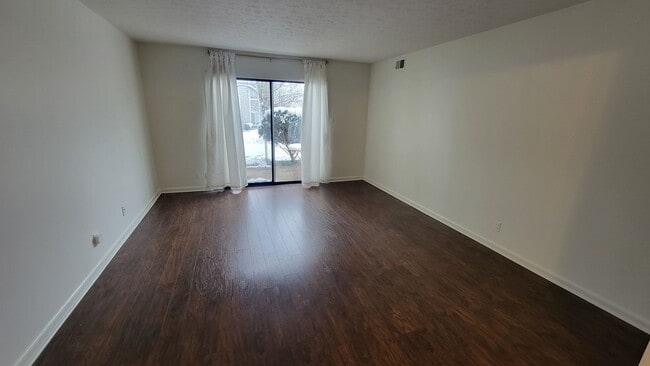 Building Photo - Clean Two Bedroom Condo For Rent