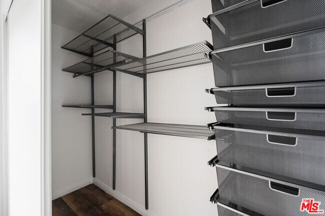 Building Photo - 607 W 111th Pl