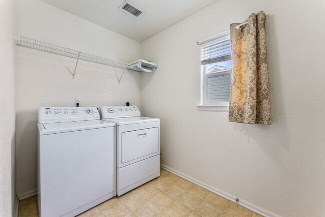 Building Photo - Lovable 3 Bed, 2.5 Bath Single Family Thor...