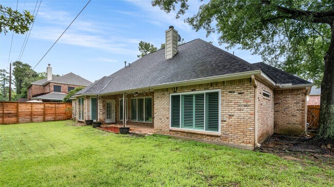 Building Photo - 25818 Overlake Dr