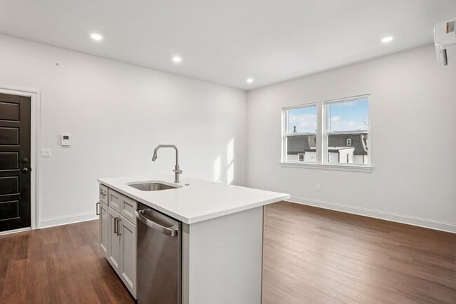 Building Photo - 472 Roxborough Ave