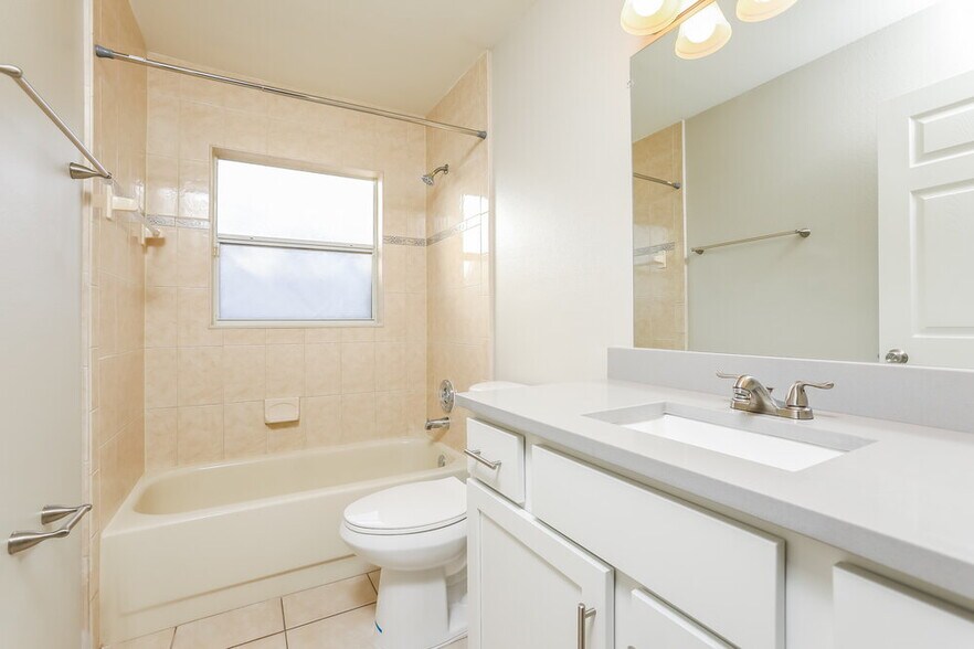 Building Photo - 1025 Henson Ct