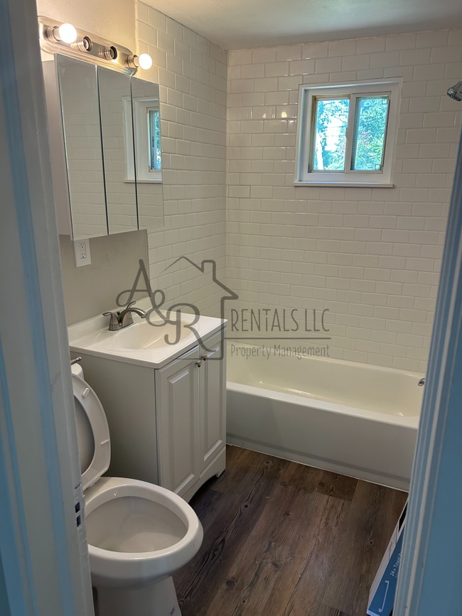Building Photo - 484 Fieldcrest Dr