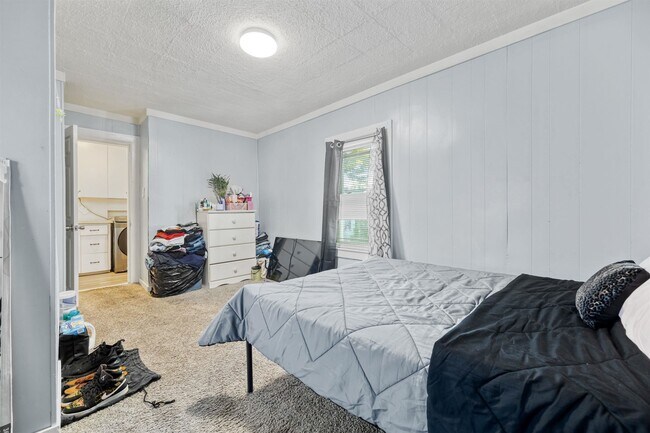 Building Photo - 429 Cartier St