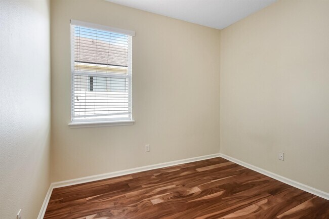 Building Photo - 421 S Hidden Tree Dr