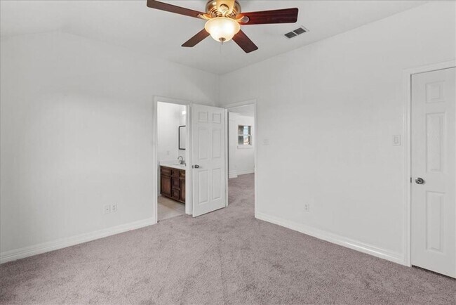 Building Photo - 3/2 Southside over 2000 sqft