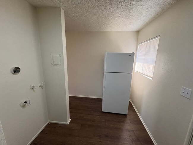 Building Photo - 3939