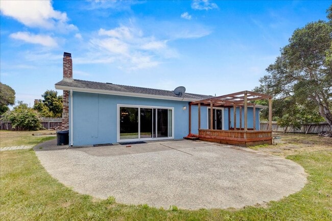 Building Photo - Four Bedroom in Oak Hill Oaks