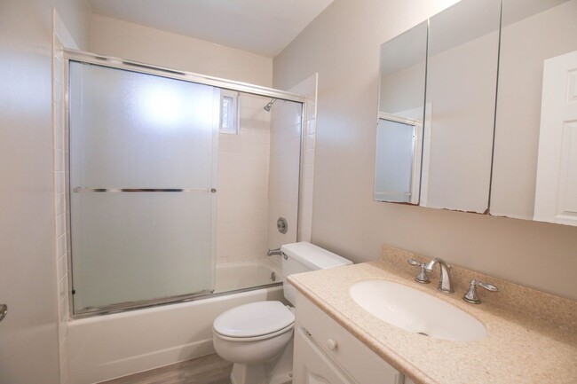 Building Photo - San Ramon Gardens Condo - 2 Bed and 1 Bath...