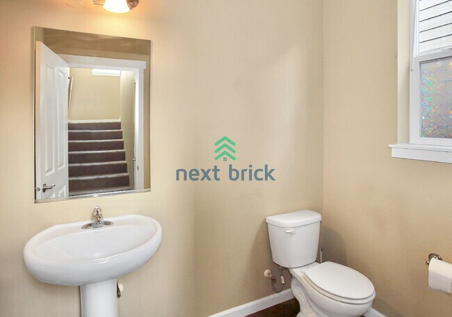Building Photo - 3 Bed and 2.5 Bath Single-family Home Avai...