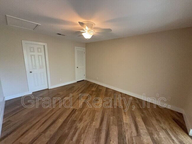 Building Photo - 7401 Bernadette Dr