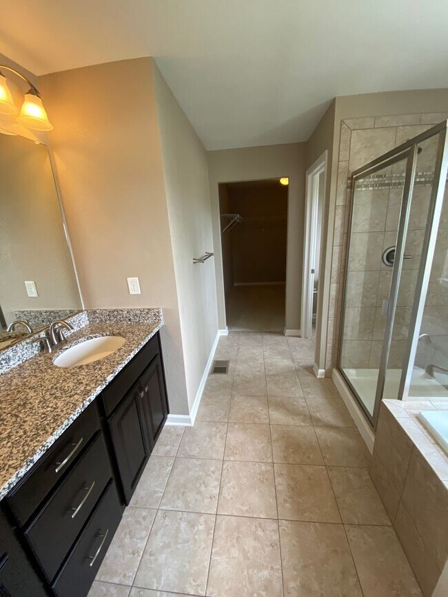 Building Photo - Lovely 4 Bedroom/3 Bathroom Erie Home - Available June!!