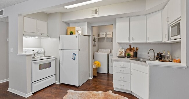 Model-Kitchen-01-Park-at-Athens-Lakeside-Athens-GA-5 - Arches On The Lake Student Living