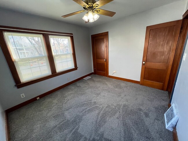 Building Photo - 3 bedroom 2 1/2 bath house in Moline!