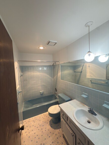 Building Photo - 5093 Mansfield Ave