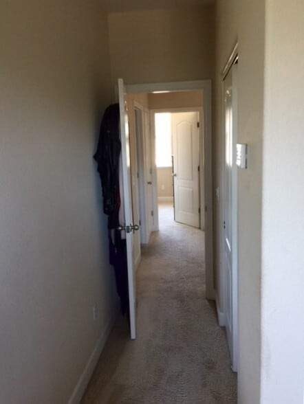 hallway between bedrooms - 722 El Paseo Cir