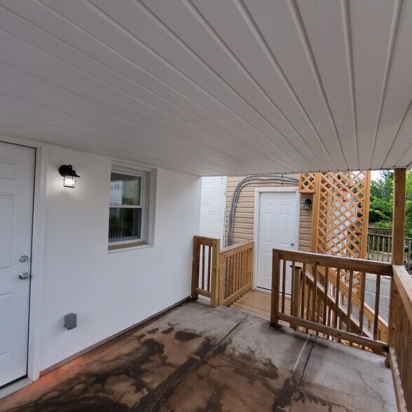 Rear covered porch - 4646 York Rd