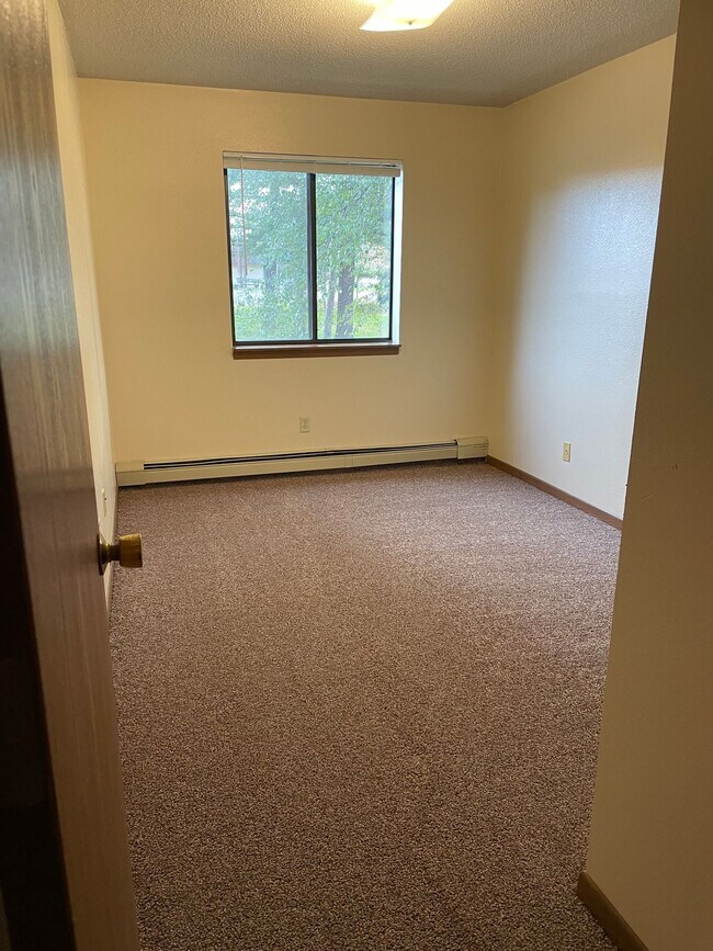 Building Photo - 4 Bedroom 2 Bathroom Apartment