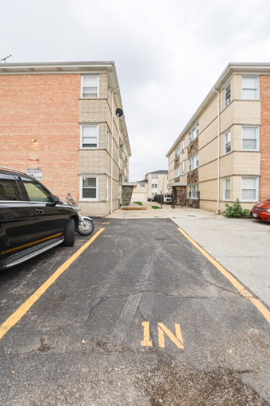 Building Photo - 8614 W Berwyn Ave