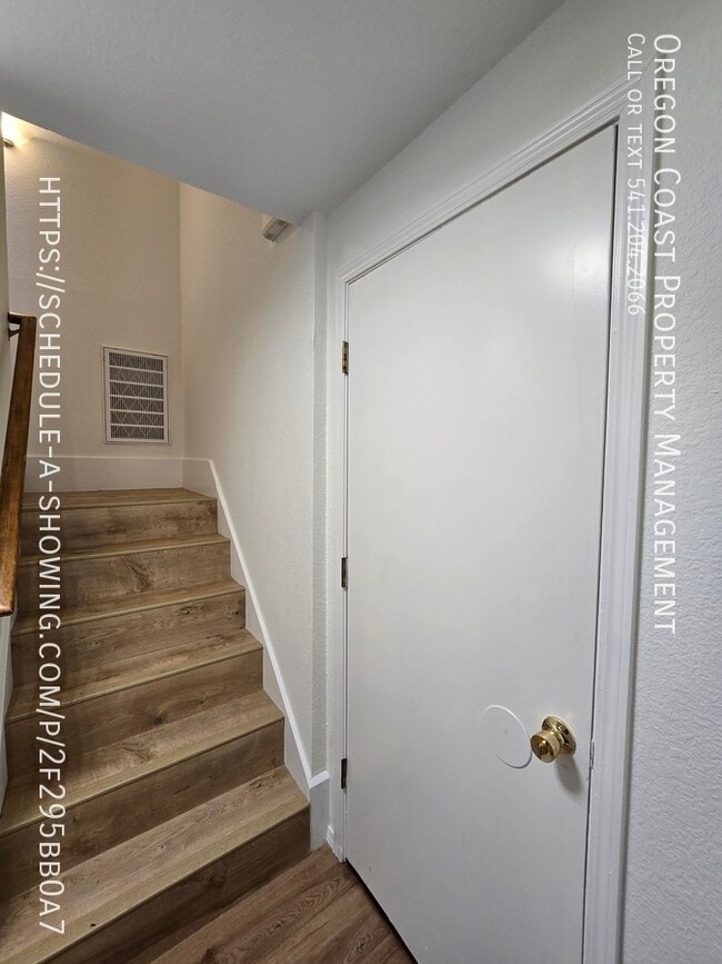 Building Photo - 1135 SE Oar Ave