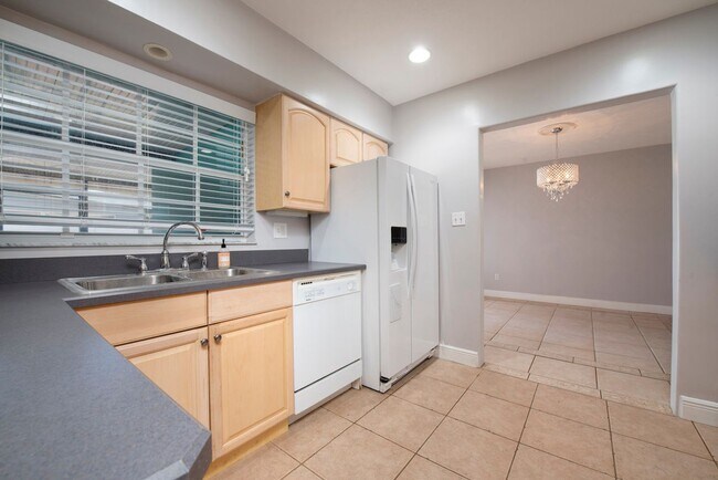 Building Photo - Cute 3/2 House with 2-Car Garage near Lake Underhill/Downtown Orlando