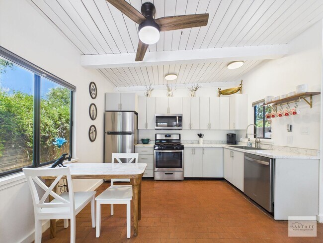 Building Photo - Fully Furnished 1 Bedroom Condo