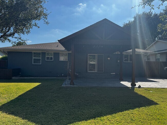 Building Photo - Updated 3 bed 2 bath with outdoor living area in Richardson!